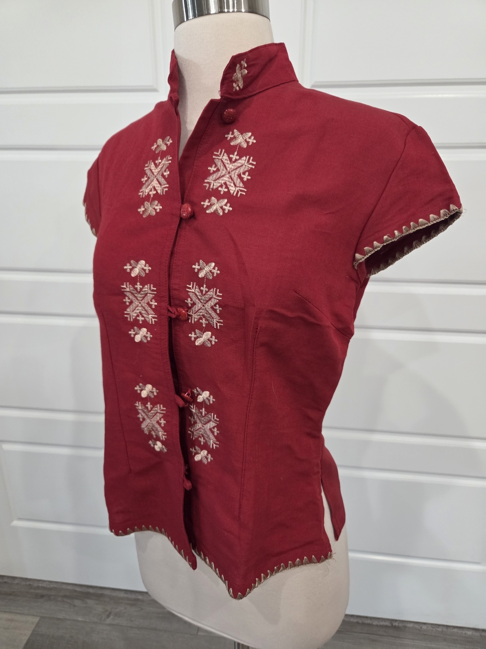 QIAN FANG VINTAGE WOMENS RED MANDIRIAN EMBROIDERED TOP. SIZE SMAL - Picture 5 of 13